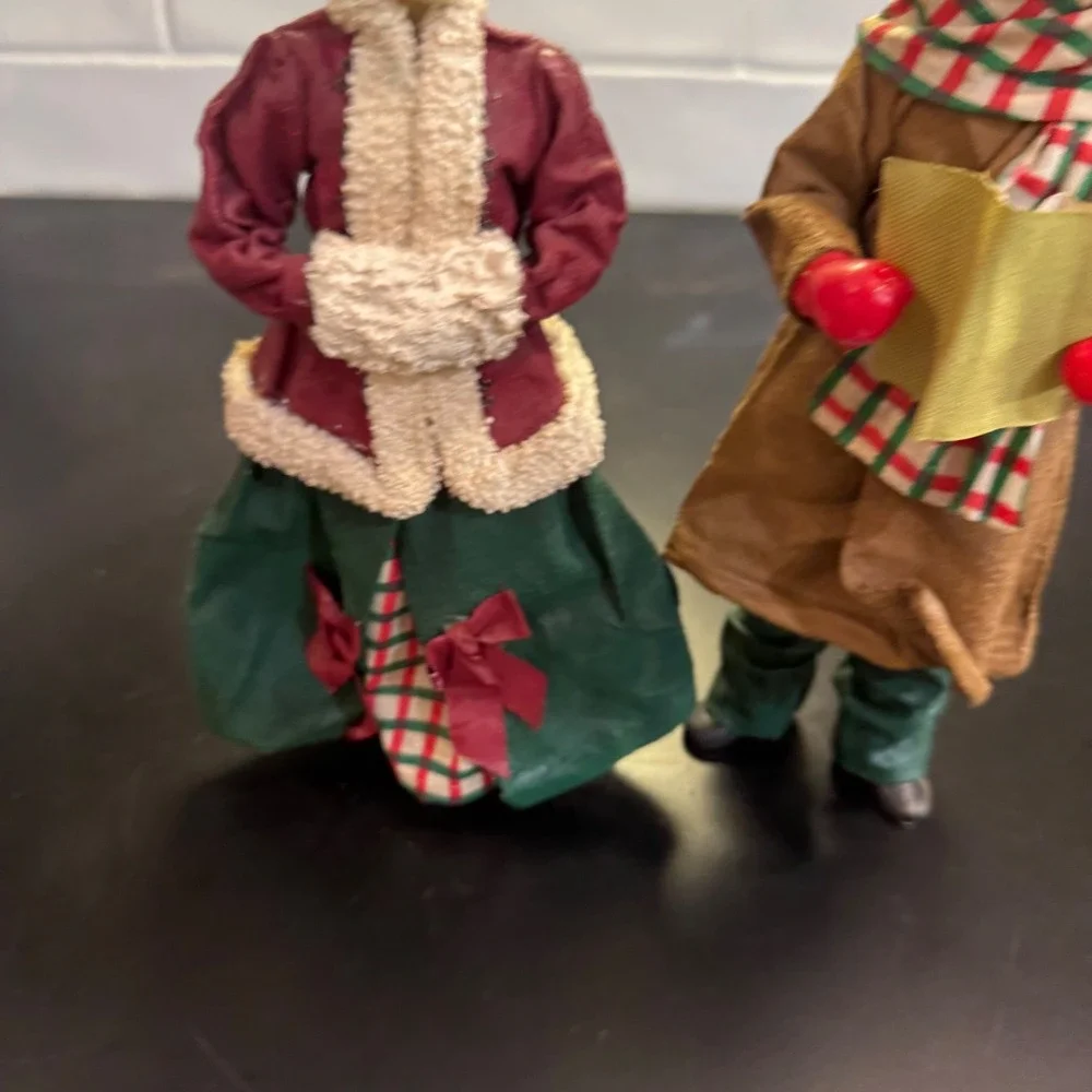 Christmas Caroler Figurines Set of 2 Red Green Victorian Holiday Decor A-9